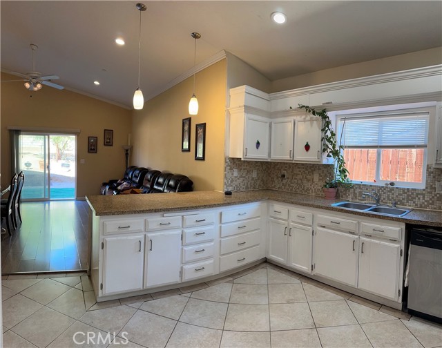 Detail Gallery Image 10 of 27 For 16312 Molino, Victorville,  CA 92395 - 3 Beds | 2 Baths