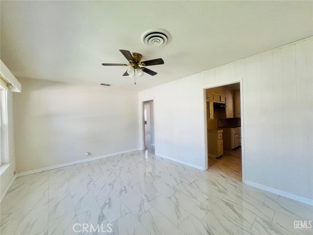 10805 Santa Clara Street, Lamont CA: https://media.crmls.org/medias/5c9a327c-b94e-4a01-baec-c398c5cf84f8.jpg