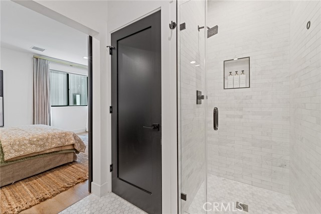 Detail Gallery Image 18 of 27 For 11314 Victory Bld, North Hollywood,  CA 91606 - 3 Beds | 3/1 Baths