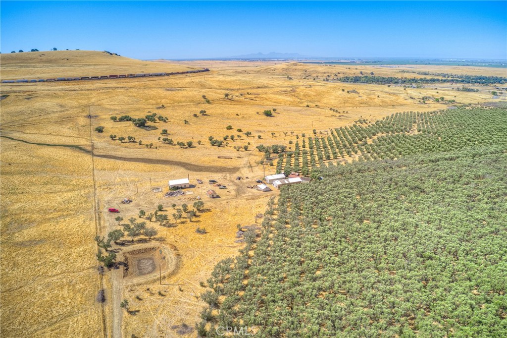 https://media.crmls.org/medias/5c9c6f6e-9545-4534-a8f0-ffd9da59101d.jpg?preset=X-Large