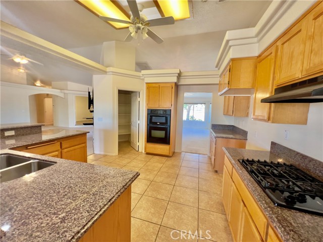 Detail Gallery Image 9 of 48 For 6825 Bandicoot Trl, Oak Hills,  CA 92344 - 3 Beds | 2 Baths