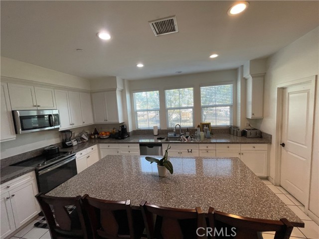 Detail Gallery Image 12 of 26 For 1410 N Harbor #1,  Santa Ana,  CA 92703 - 4 Beds | 3/1 Baths