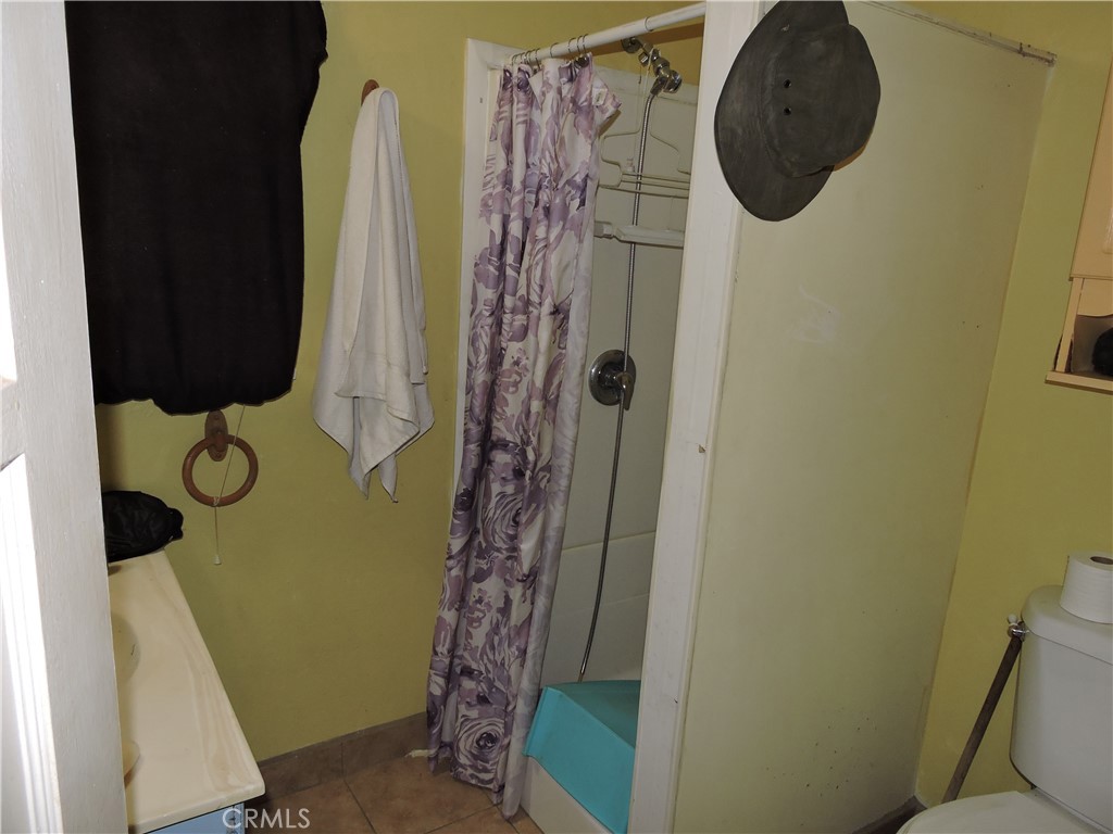 https://media.crmls.org/medias/5c9f1f69-a7cc-4125-aac2-08602f44f1ab.jpg?preset=X-Large
