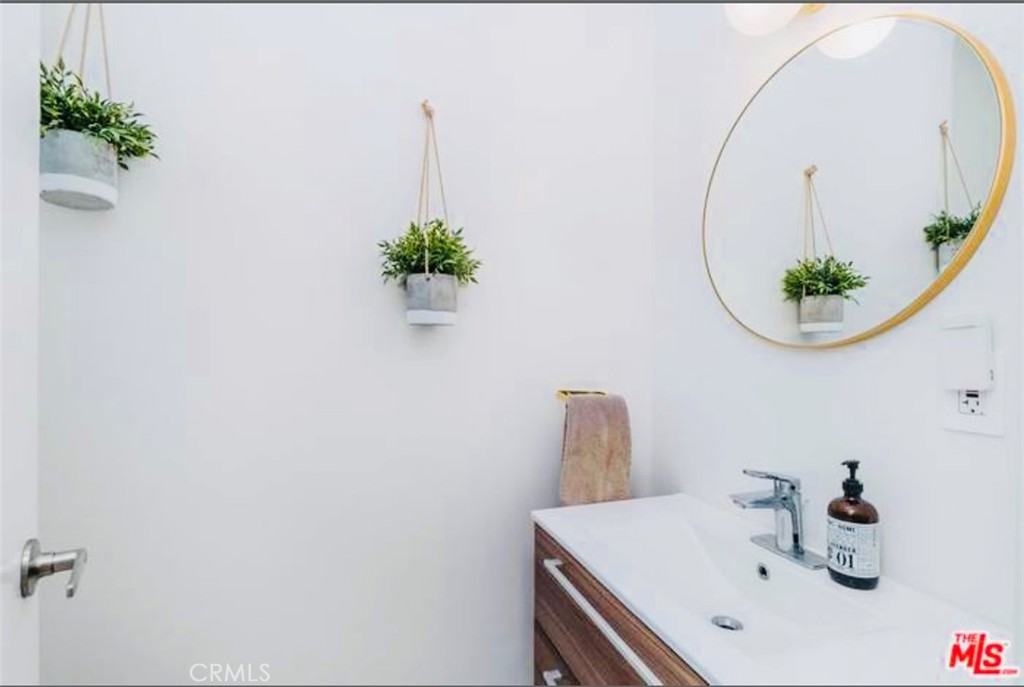 https://media.crmls.org/medias/5ca16e81-1d08-4eda-a0a5-079f3b1e57c9.jpg?preset=X-Large