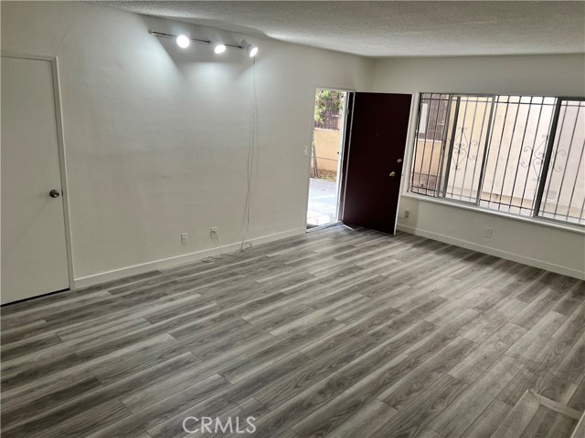 859 S Shenandoah Street, Los Angeles CA: https://media.crmls.org/medias/5ca1d557-4243-4cd1-b813-0f0fb5af2608.jpg