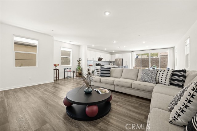 Detail Gallery Image 4 of 23 For 15842 Caterpillar Dr, Fontana,  CA 92336 - 4 Beds | 3 Baths