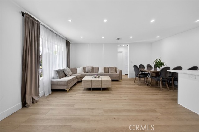 Detail Gallery Image 6 of 33 For 17007 Bassett St, Van Nuys,  CA 91406 - 4 Beds | 2 Baths