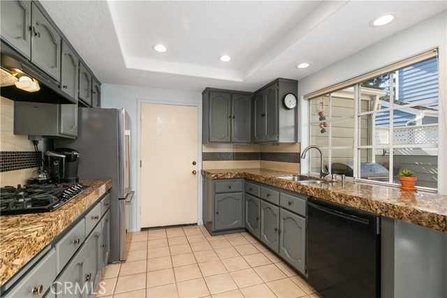 Detail Gallery Image 15 of 45 For 590 John K Dr #102,  Long Beach,  CA 90803 - 3 Beds | 2/1 Baths