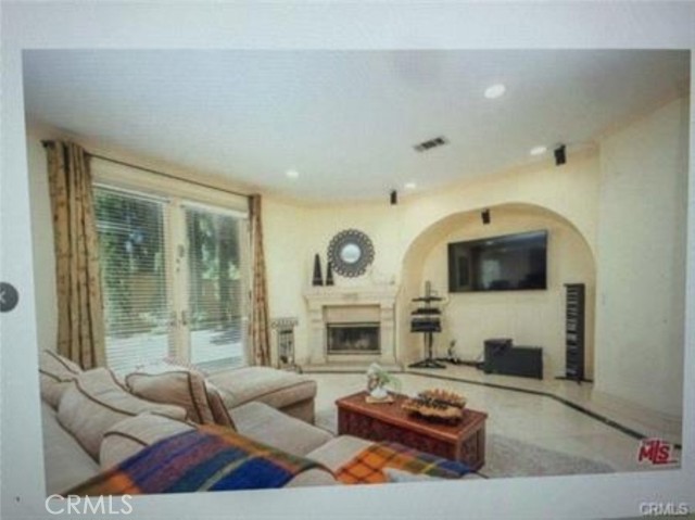 Detail Gallery Image 8 of 13 For 5717 Melvin Ave, Tarzana,  CA 91356 - 8 Beds | 5 Baths