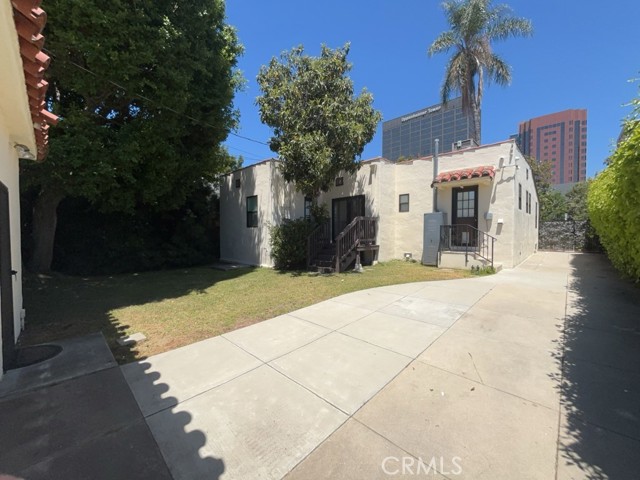 Detail Gallery Image 5 of 14 For 10856 Wellworth Ave, Los Angeles,  CA 90024 - 3 Beds | 2 Baths