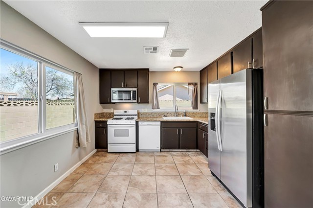 Detail Gallery Image 15 of 45 For 43104 Lemonwood, Lancaster,  CA 93536 - 3 Beds | 2 Baths