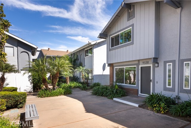 Detail Gallery Image 4 of 36 For 9538 Bickley Dr #2,  Huntington Beach,  CA 92646 - 2 Beds | 1/1 Baths