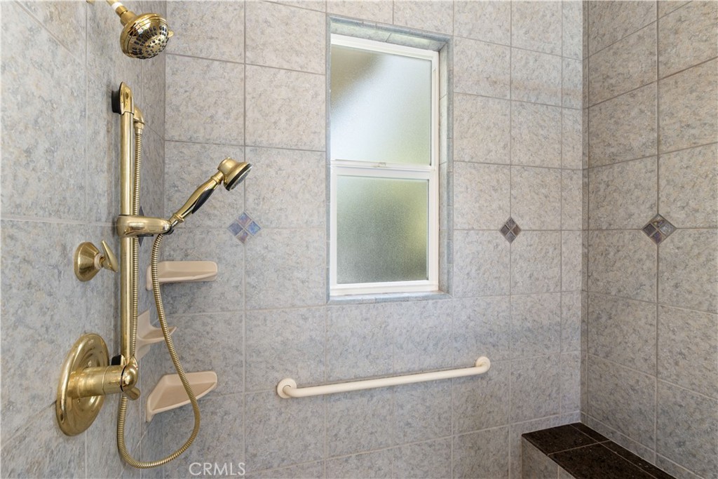 https://media.crmls.org/medias/5cb231de-d705-4e36-bd2b-f5f4da392020.jpg?preset=X-Large