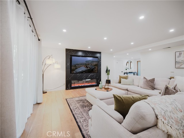 23664 Community Street, West Hills CA: https://media.crmls.org/medias/5cb3323e-66bd-4c02-8c0e-274fb8b53616.jpg