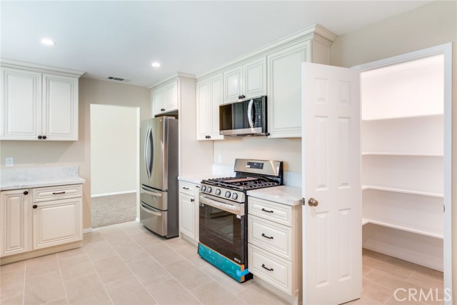 Detail Gallery Image 7 of 27 For 10617 Heather St, Rancho Cucamonga,  CA 91737 - 4 Beds | 2/1 Baths