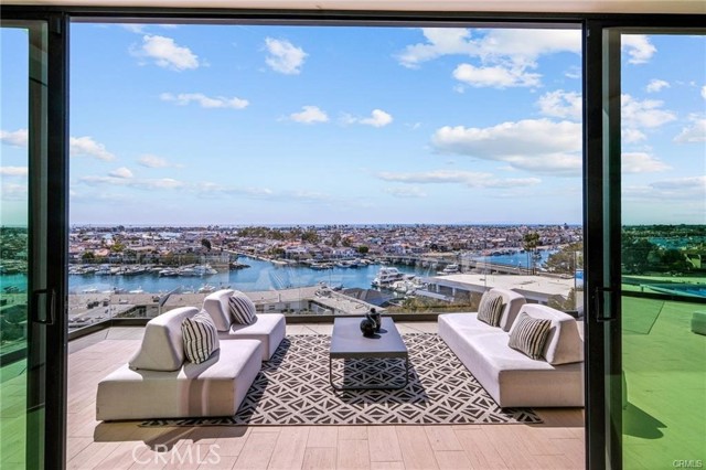 Detail Gallery Image 4 of 58 For 1207 Dolphin Ter, Corona Del Mar,  CA 92625 - 6 Beds | 6/2 Baths