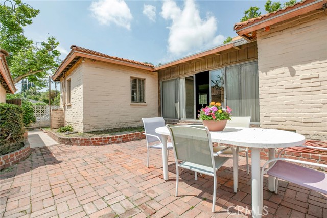 1422 W Riverside Drive, Burbank CA: https://media.crmls.org/medias/5cbc5e32-5d0b-4aba-ac58-0e689ed078ca.jpg