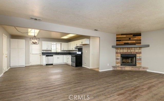 Detail Gallery Image 3 of 6 For 16038 Dale Evans Pkwy, Apple Valley,  CA 92307 - 3 Beds | 2 Baths
