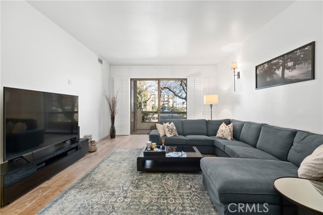 Detail Gallery Image 7 of 40 For 141 S Linden Dr #203,  Beverly Hills,  CA 90212 - 2 Beds | 2 Baths