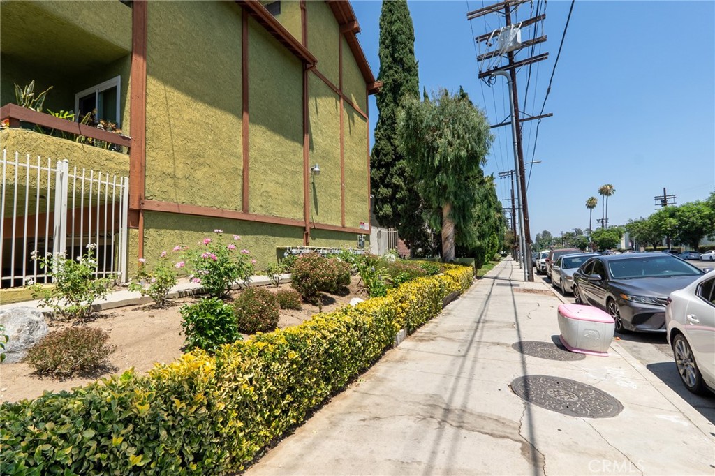 6155 Reseda #4