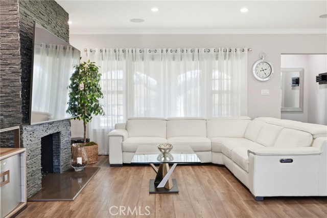 Detail Gallery Image 5 of 50 For 621 Roselli St, Burbank,  CA 91501 - 3 Beds | 3 Baths