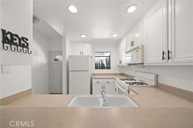 1145 Roswell Avenue, Long Beach CA: https://media.crmls.org/medias/5cc565ec-5b3c-4c7a-adf6-5cf06938dead.jpg