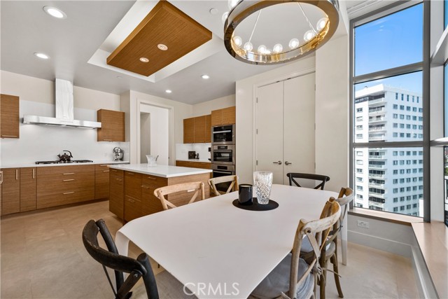 10776 Wilshire Boulevard, Los Angeles CA: https://media.crmls.org/medias/5cc615e6-6970-4b4e-84d2-5155a7226487.jpg