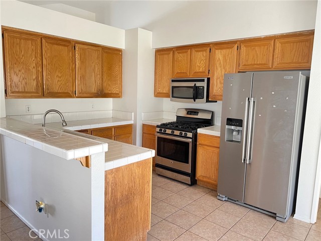 Detail Gallery Image 5 of 21 For 14351 via Roca, Victorville,  CA 92392 - 4 Beds | 2 Baths