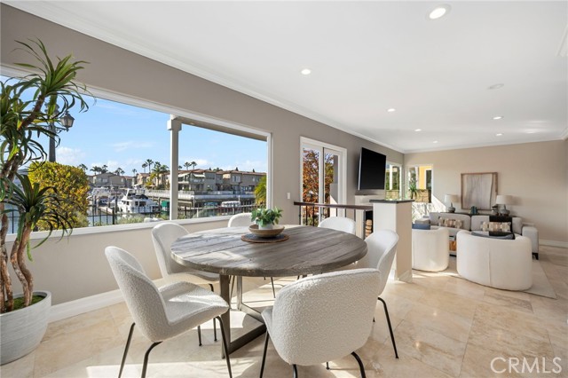 Detail Gallery Image 8 of 44 For 6230 Napoli Ct, Long Beach,  CA 90803 - 4 Beds | 4 Baths