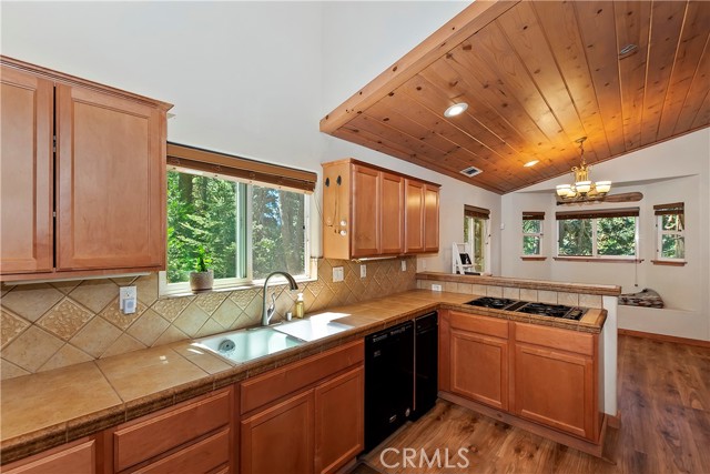 Detail Gallery Image 16 of 32 For 676 Lake Dr, Lake Arrowhead,  CA 92352 - 2 Beds | 2/1 Baths