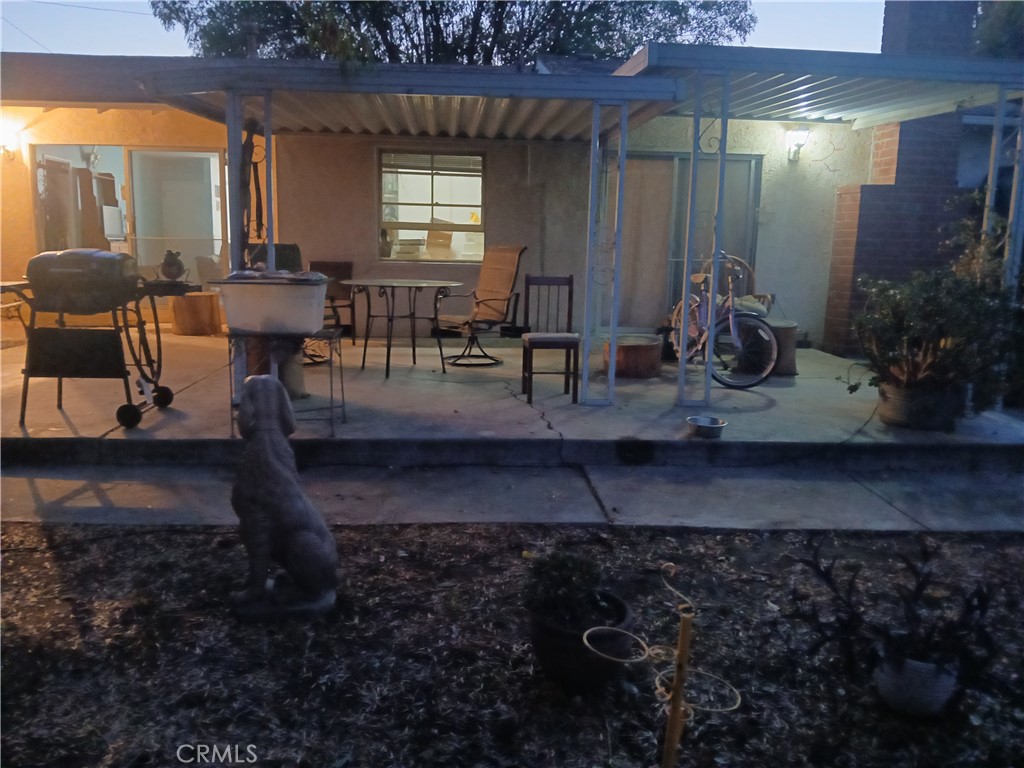 https://media.crmls.org/medias/5ccbf861-008e-4b0f-943a-80ab8e96b2bf.jpg?preset=X-Large