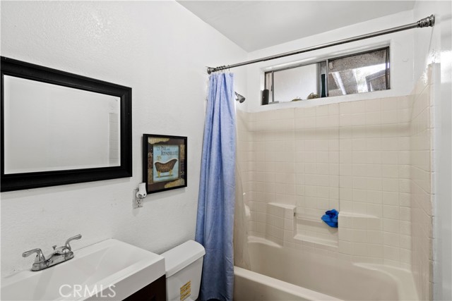 Detail Gallery Image 8 of 17 For 1227 S Garnsey St, Santa Ana,  CA 92707 - 3 Beds | 2 Baths