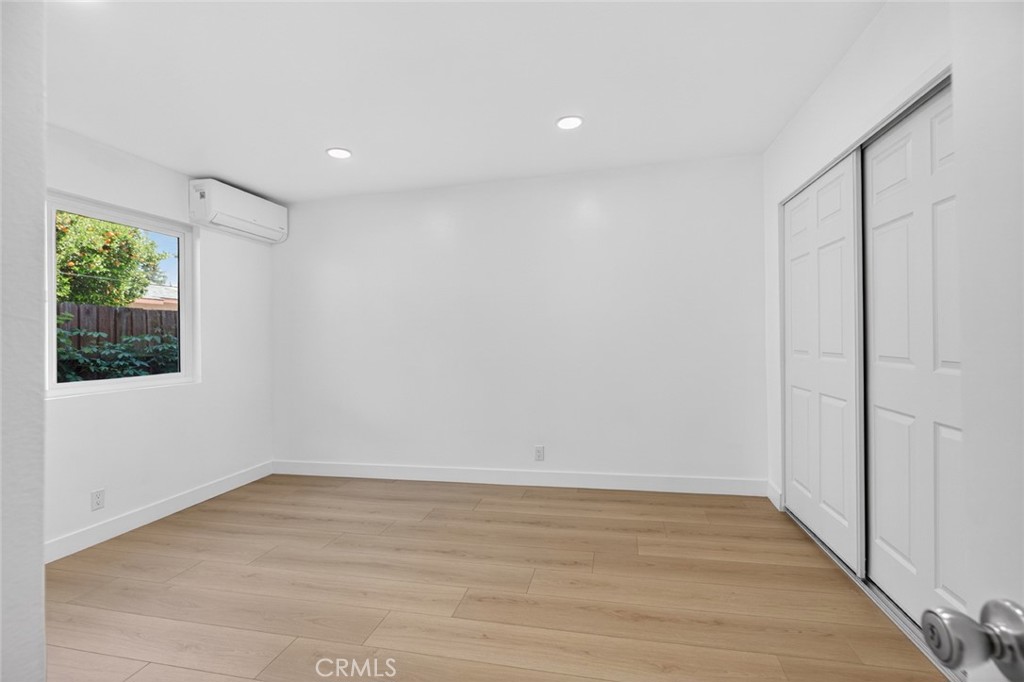 https://media.crmls.org/medias/5ccc878b-f392-465c-8eb3-7f82636e88bd.jpg?preset=X-Large