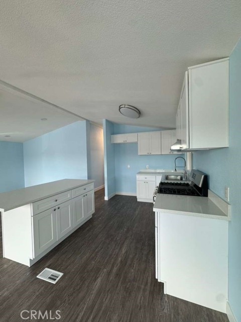 Detail Gallery Image 6 of 14 For 215 S Sullivan Ln #109,  Santa Ana,  CA 92704 - 3 Beds | 2 Baths