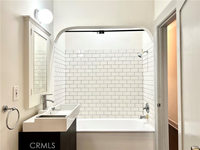 122 S Westmoreland Ave, Los Angeles CA: https://media.crmls.org/medias/5cd77598-74ab-48bf-b3ed-cb2d6a4e1840.jpg