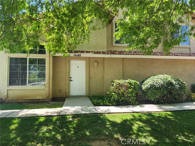 Detail Gallery Image 4 of 29 For 1642 Gardenia Ct a,  Lancaster,  CA 93535 - 3 Beds | 2/1 Baths