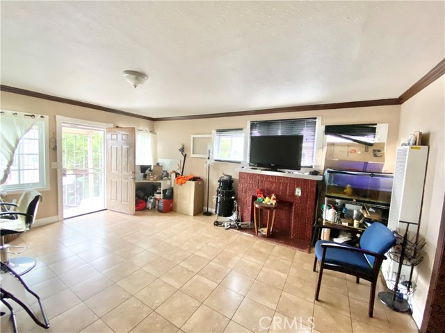 218 E 60th Street, Los Angeles CA: https://media.crmls.org/medias/5cdb3a83-b0b4-4ed1-a03a-28acc82f5391.jpg