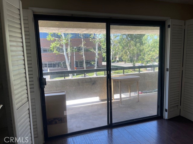 Detail Gallery Image 4 of 13 For 21650 21650 Burbank Blvd. #206,  Woodland Hills,  CA 91367 - 2 Beds | 2 Baths