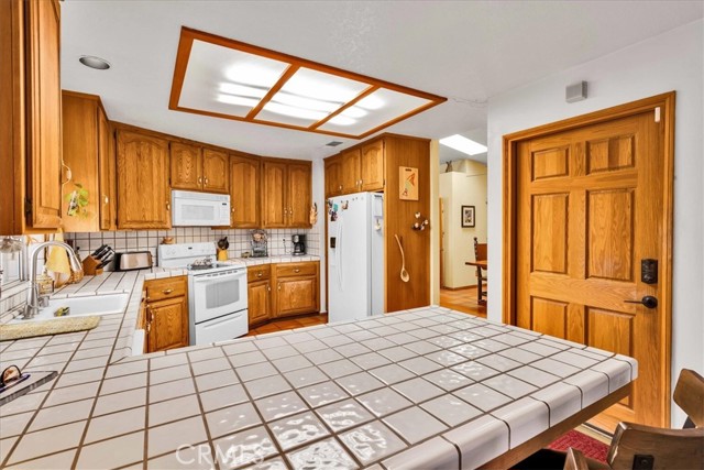 Detail Gallery Image 9 of 59 For 10341 Pinon Ave, Morongo Valley,  CA 92256 - 4 Beds | 3 Baths