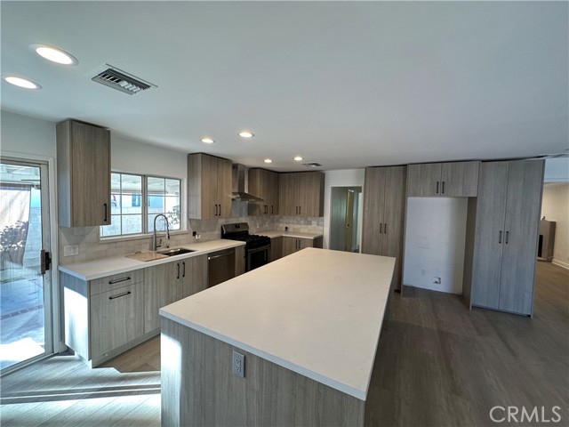 Detail Gallery Image 4 of 15 For 14222 Hart St, Van Nuys,  CA 91405 - 3 Beds | 2 Baths