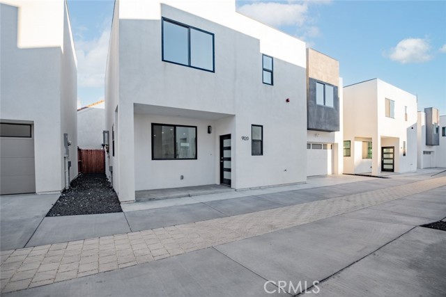 Detail Gallery Image 3 of 9 For 9120 N Nilo Ln, Panorama City,  CA 91402 - 4 Beds | 3/1 Baths