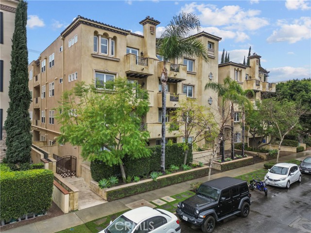 Detail Gallery Image 2 of 32 For 12044 Hoffman St #204,  Studio City,  CA 91604 - 3 Beds | 3 Baths
