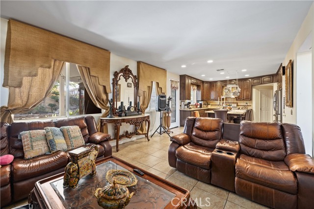 Detail Gallery Image 5 of 29 For 3734 Las Palmas, Palmdale,  CA 93550 - 5 Beds | 3 Baths