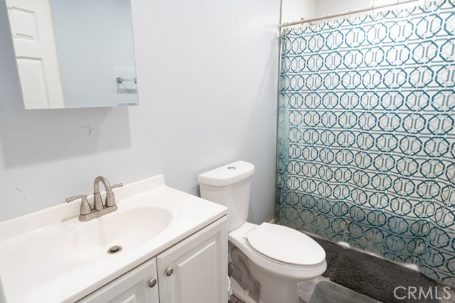 Detail Gallery Image 5 of 11 For 431 W 81st St, Los Angeles,  CA 90003 - 7 Beds | 3 Baths