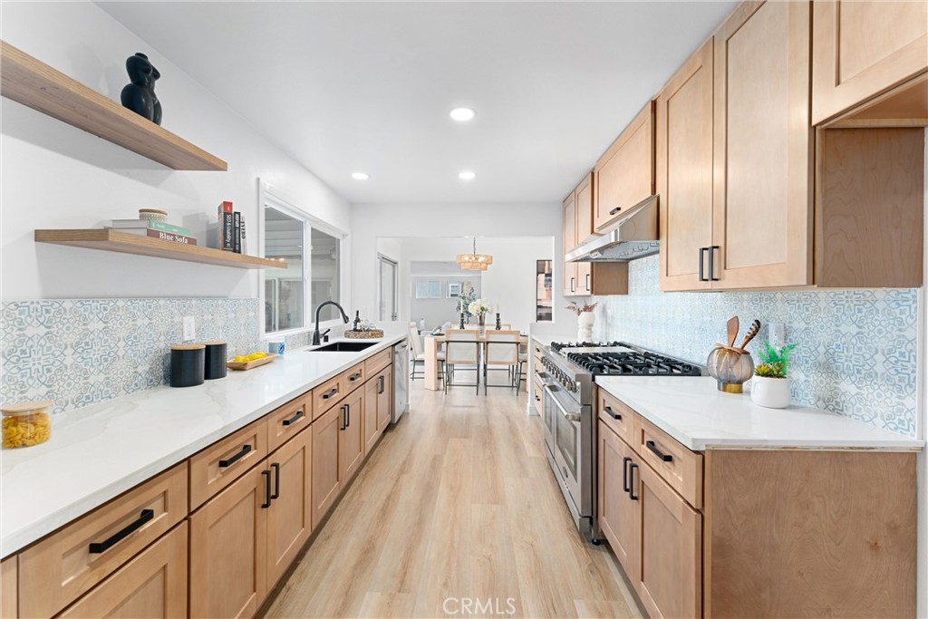 https://media.crmls.org/medias/5cecb5bc-f4ec-40af-bd82-62be395455cc.jpg?preset=X-Large