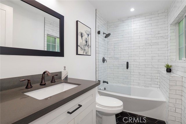 543 N Gardner Street, Los Angeles CA: https://media.crmls.org/medias/5ced4830-1a18-4c35-9856-23eec4d803bb.jpg