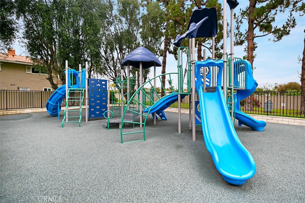 https://media.crmls.org/medias/5cee5d16-db62-41d1-84c6-e0c9aad34ef0.jpg?preset=X-Large