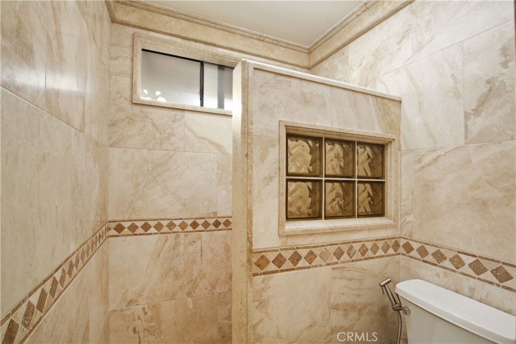 https://media.crmls.org/medias/5cef356f-893b-4cbe-8ba3-290e5fd112dc.jpg?preset=X-Large