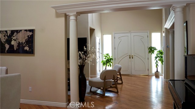 925 Sherlock Dr, Burbank CA: https://media.crmls.org/medias/5cef39fb-a925-4932-aa2a-431e8e3eb983.jpg