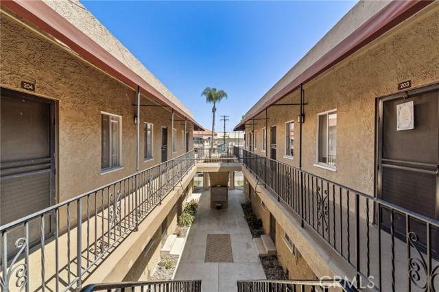 905 915 Cherry Avenue, Long Beach CA: https://media.crmls.org/medias/5ceff7b8-6261-4700-af35-3cb4f2370d0f.jpg